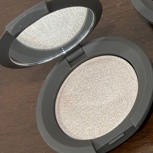 Becca Shimmering Skin Perfector Pressed Highlighter Illuminator.